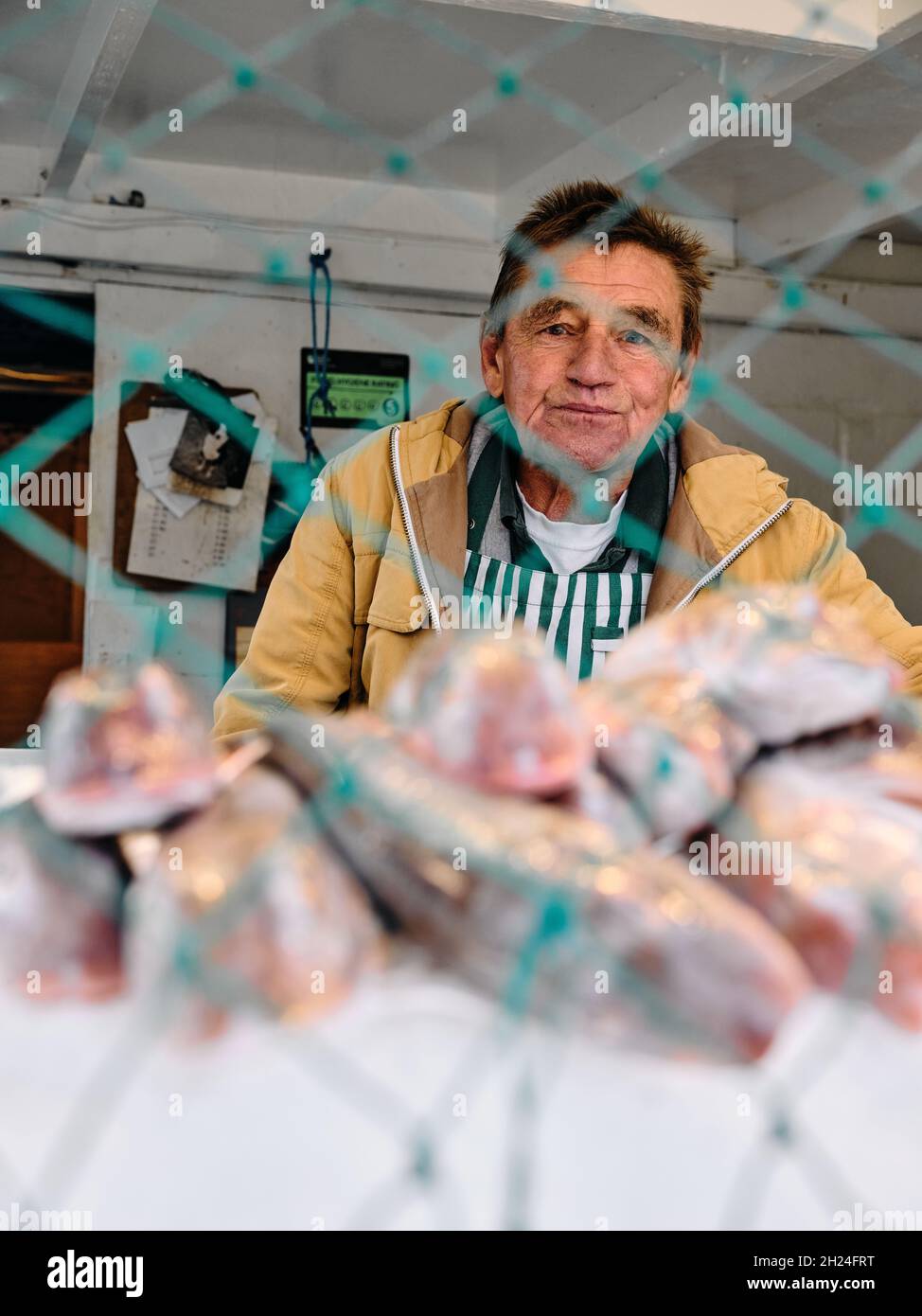 Un poissonnier et ses poissons fraîchement pêchés sont exposés sur le comptoir d'une cabane à poissons frais à Hastings Sussex, Angleterre, Royaume-Uni Banque D'Images