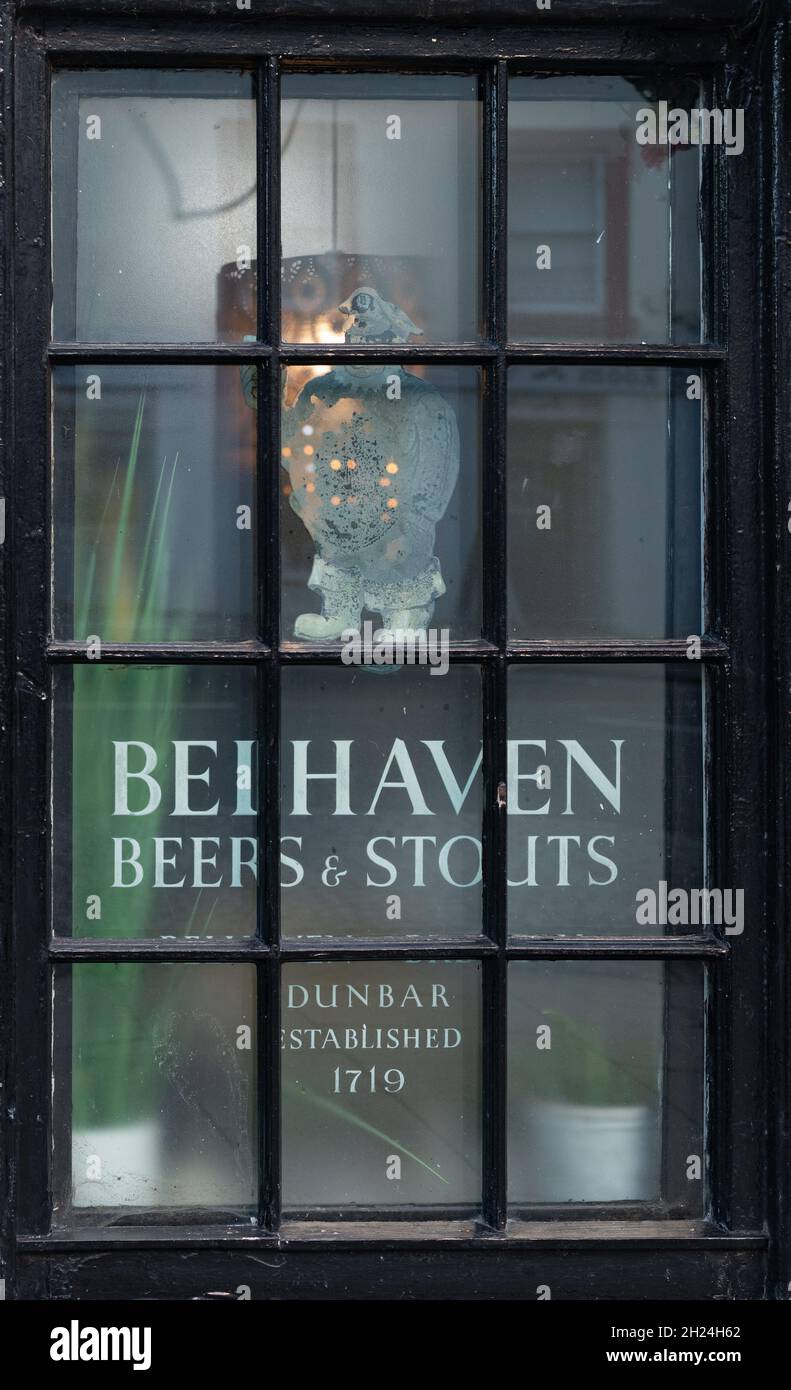 Belhaven brasserie bières et sts signe publicitaire sur la fenêtre de l'Eagle Inn, Dunbar, East Lothian, Écosse, Royaume-Uni Banque D'Images