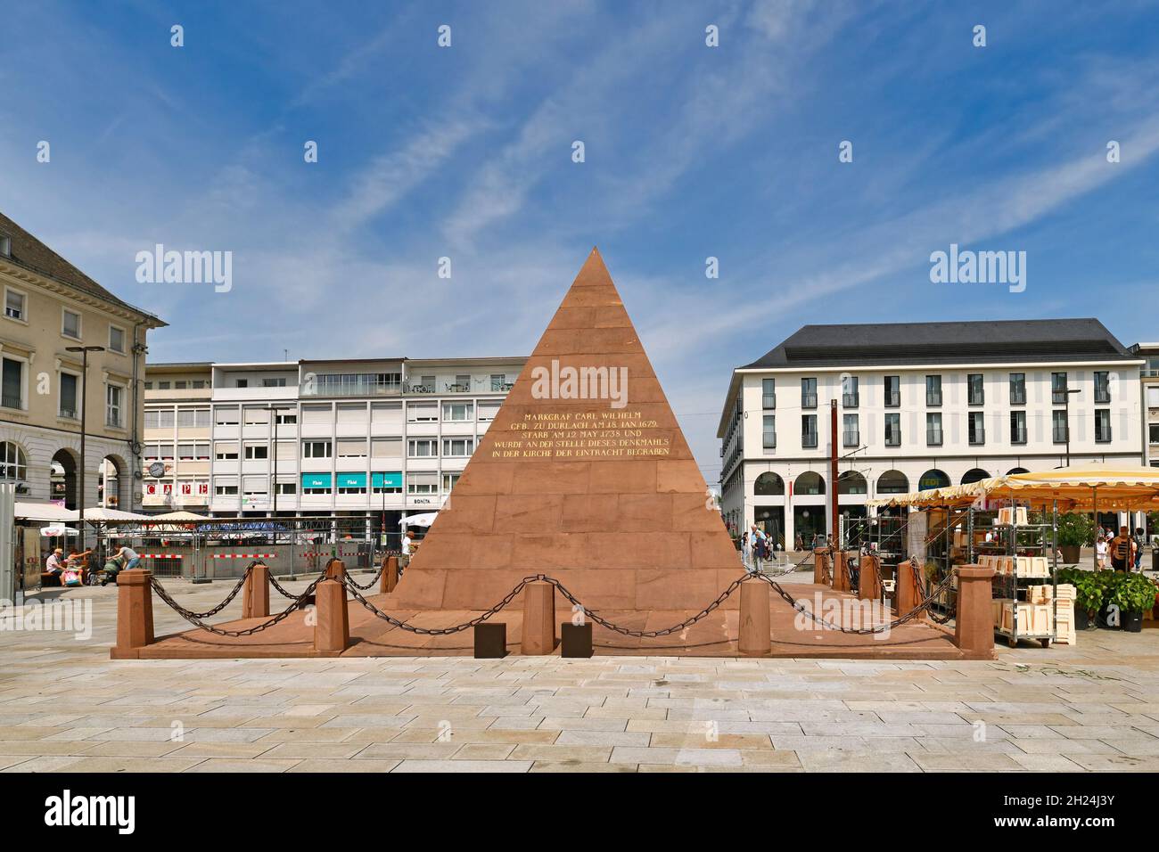 Karlsruhe, Allemagne - août 2021: Place du marché qith monument de la pyramide construit sur la voûte du fondateur de la ville Karl Wilhelm Banque D'Images