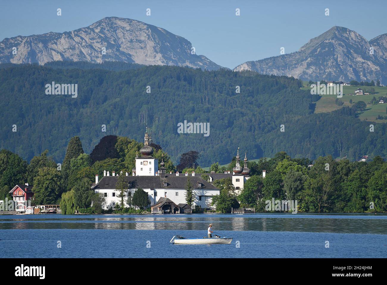 Der Traunsee im Salzkammergut ist ein sehr sauberes Gewässer und deshalb  sehr gut zum Angeln geeignet.- le lac Traunsee dans le Salzkammergut est un  Photo Stock - Alamy