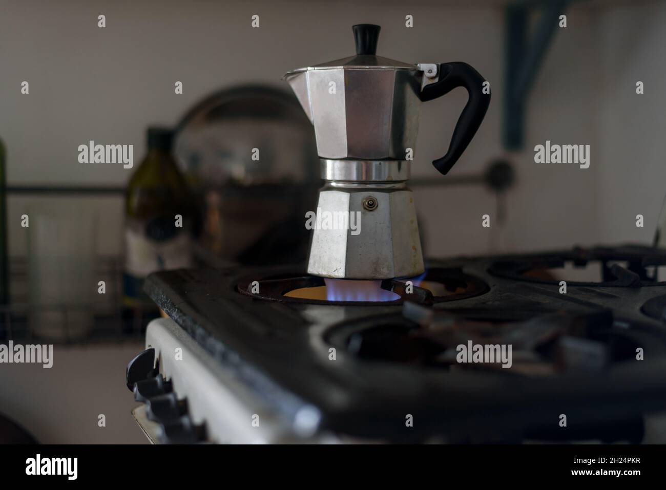 Machine à café Moka sur cuisinière à gaz dans la cuisine ancienne soviétique Banque D'Images