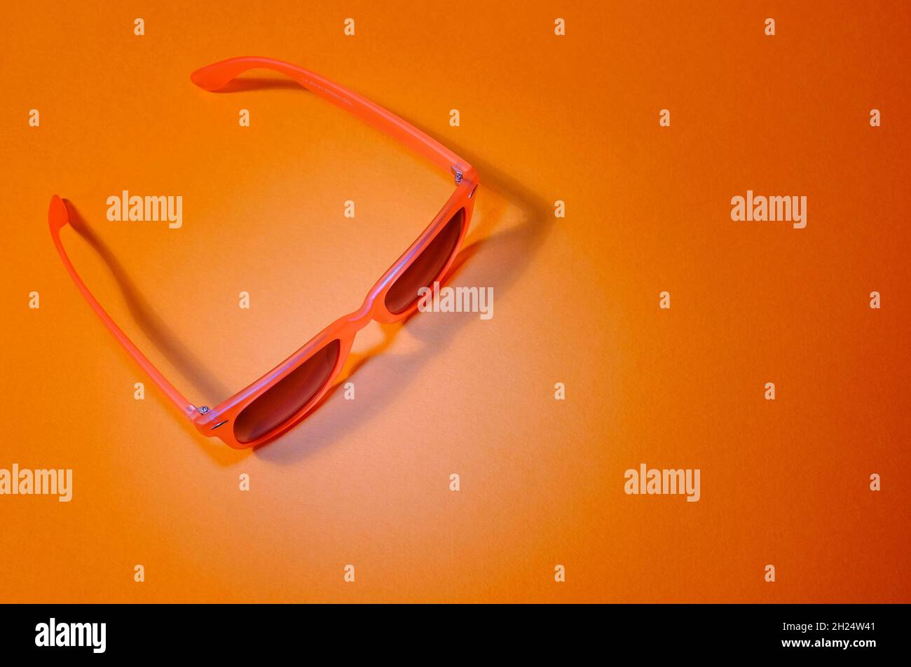 lunettes de soleil sur fond orange Banque D'Images
