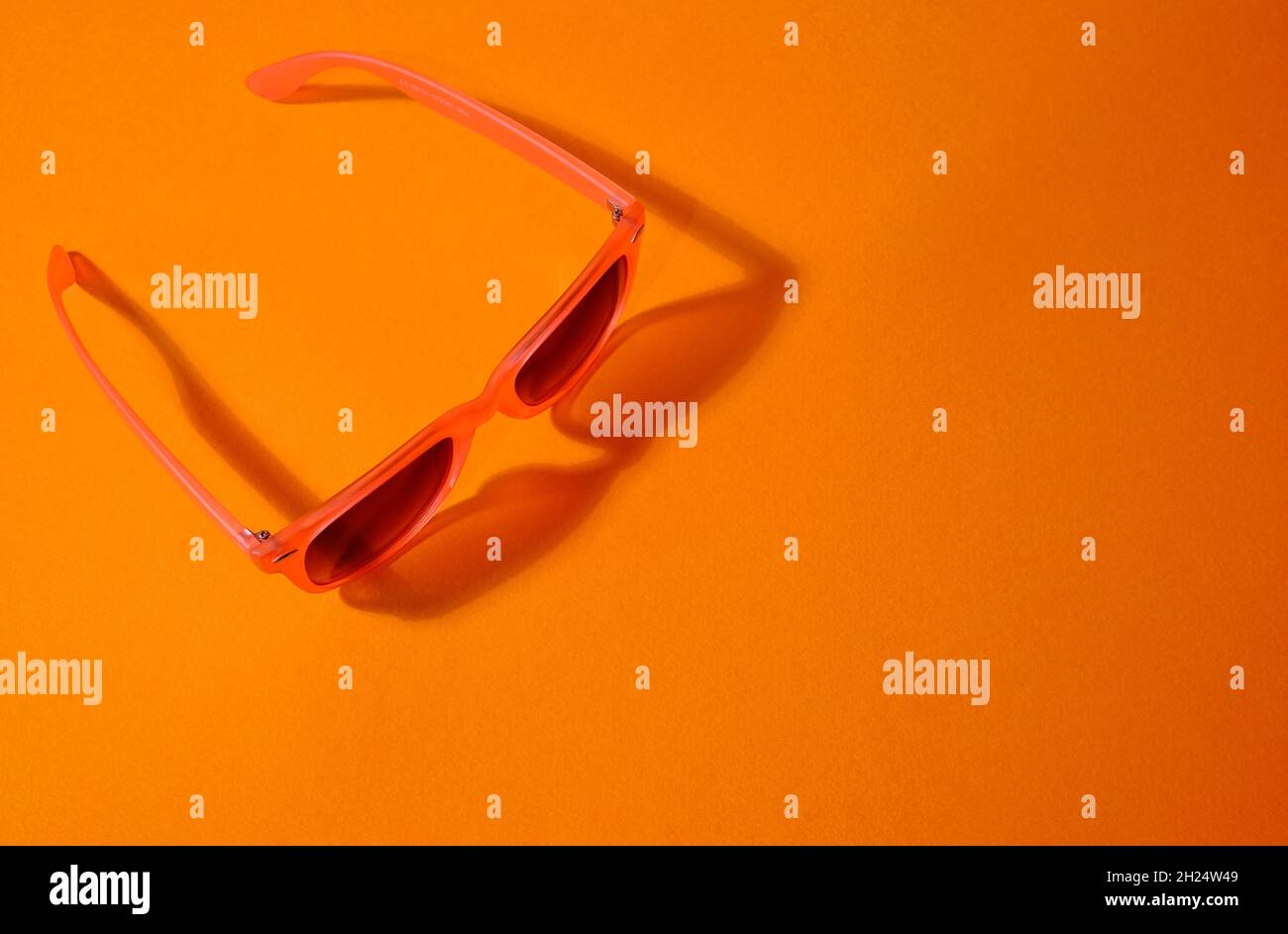 lunettes de soleil sur fond orange Banque D'Images