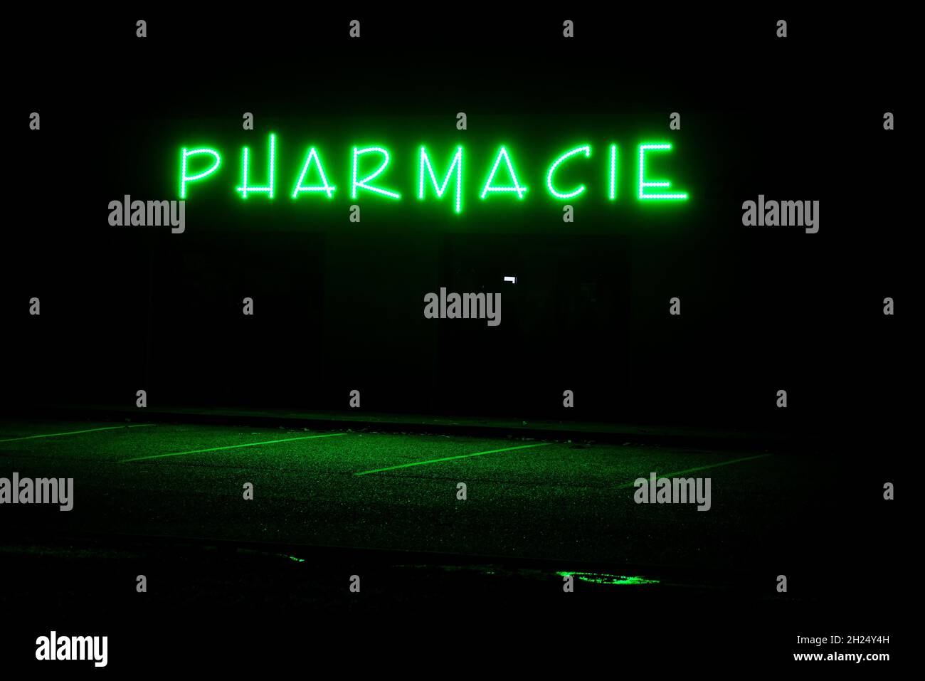 Enseigne au néon d'une pharmacie la nuit Banque D'Images