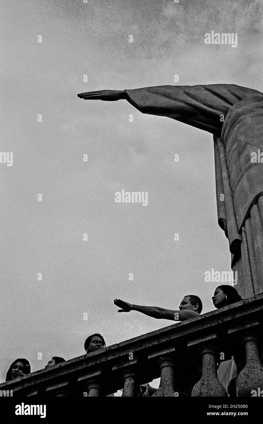 Touristes en face de l'emblématique Christ Rédempteur (Cristo Redentor), dans la montagne du Corcovado, à Rio de Janeiro, Brésil Banque D'Images