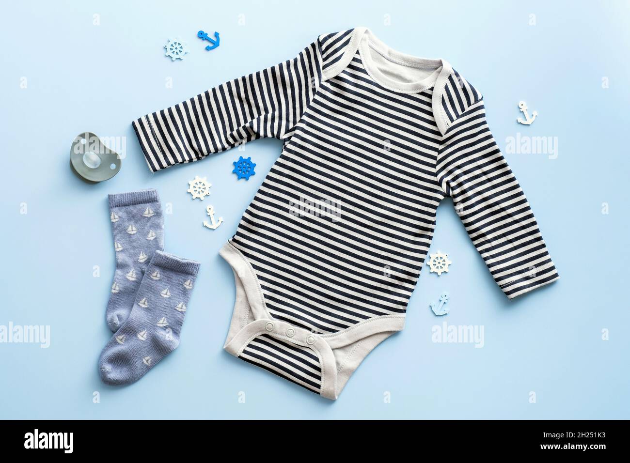 Ensemble De Vetements Pour Bebe De Style Marin Sur Fond Bleu Pastel Body A Rayures Chaussettes Sucette Flat Lay Vue De Dessus Photo Stock Alamy