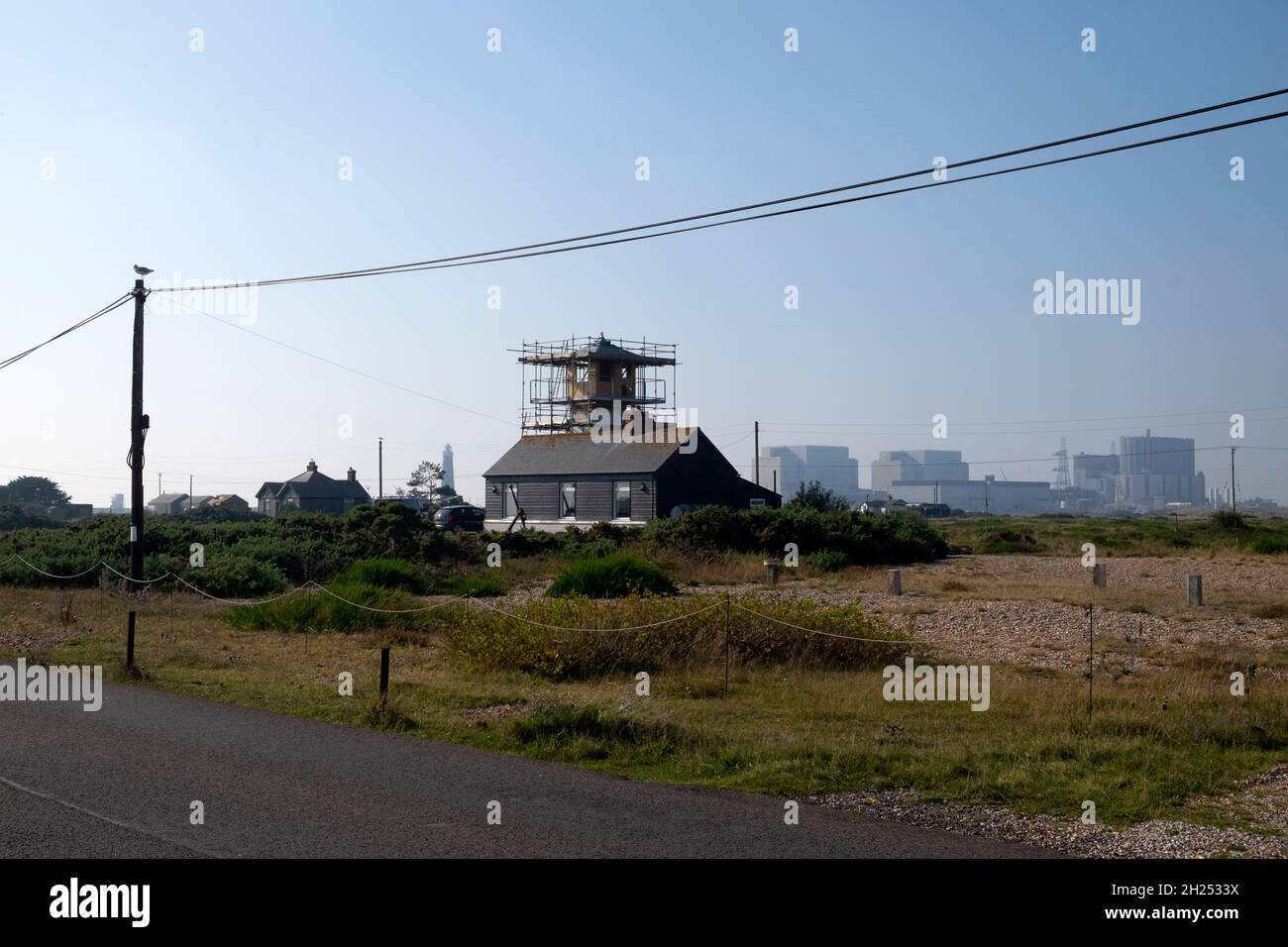 Petite maison chalet maison maison dans le paysage du désert près de Dungeness Power Station et East Sussex dans le Kent Angleterre KATHY DEWITT Banque D'Images