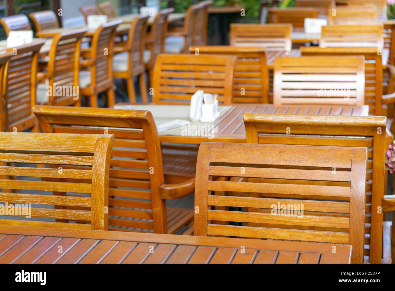 Tables et chaises dans un café d'été dans la rue. Banque D'Images