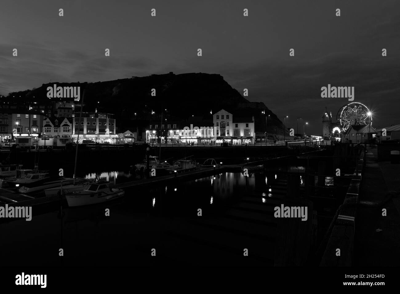 Vue en soirée sur le port de Scarborough, Yorkshire, Angleterre, Royaume-Uni Banque D'Images