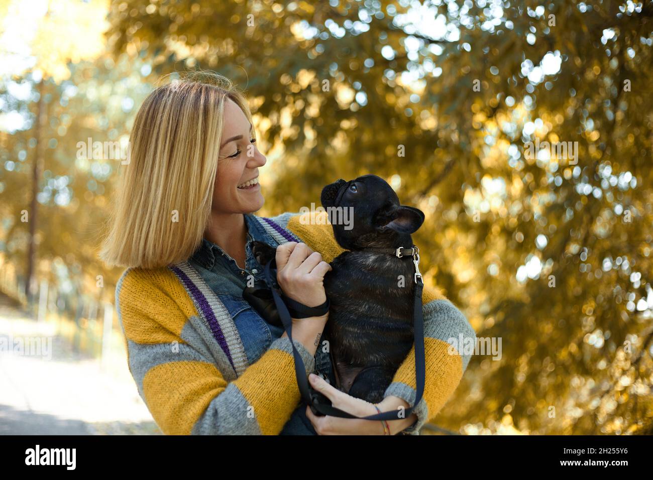 Gros plan sur happy young woman with dog outdoors in autumn Banque D'Images