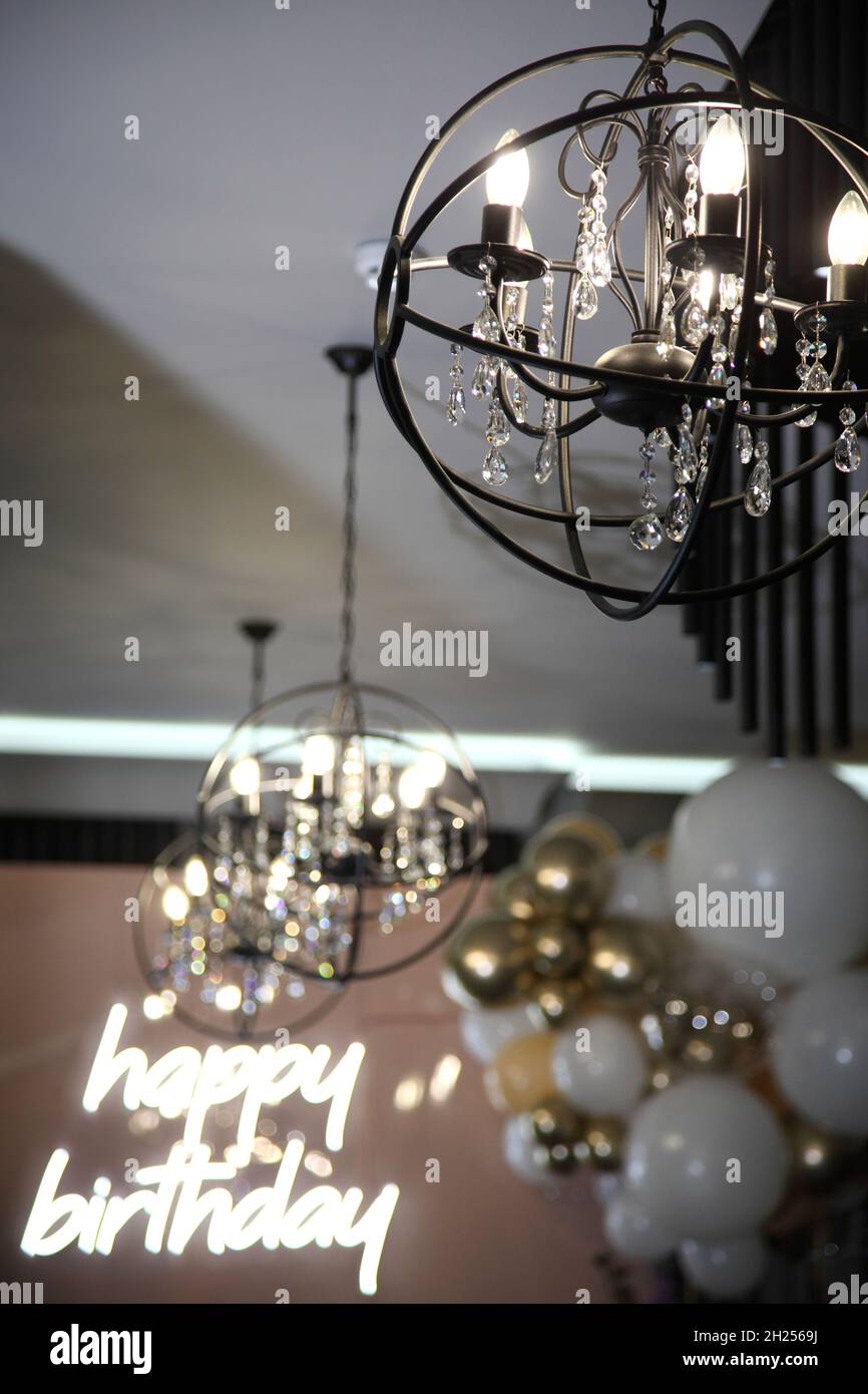 Decoration Festive De La Salle Zone Photo Dans Le Restaurant Avec L Inscription Joyeux Anniversaire Decoration De Fete D Anniversaire Photo Stock Alamy