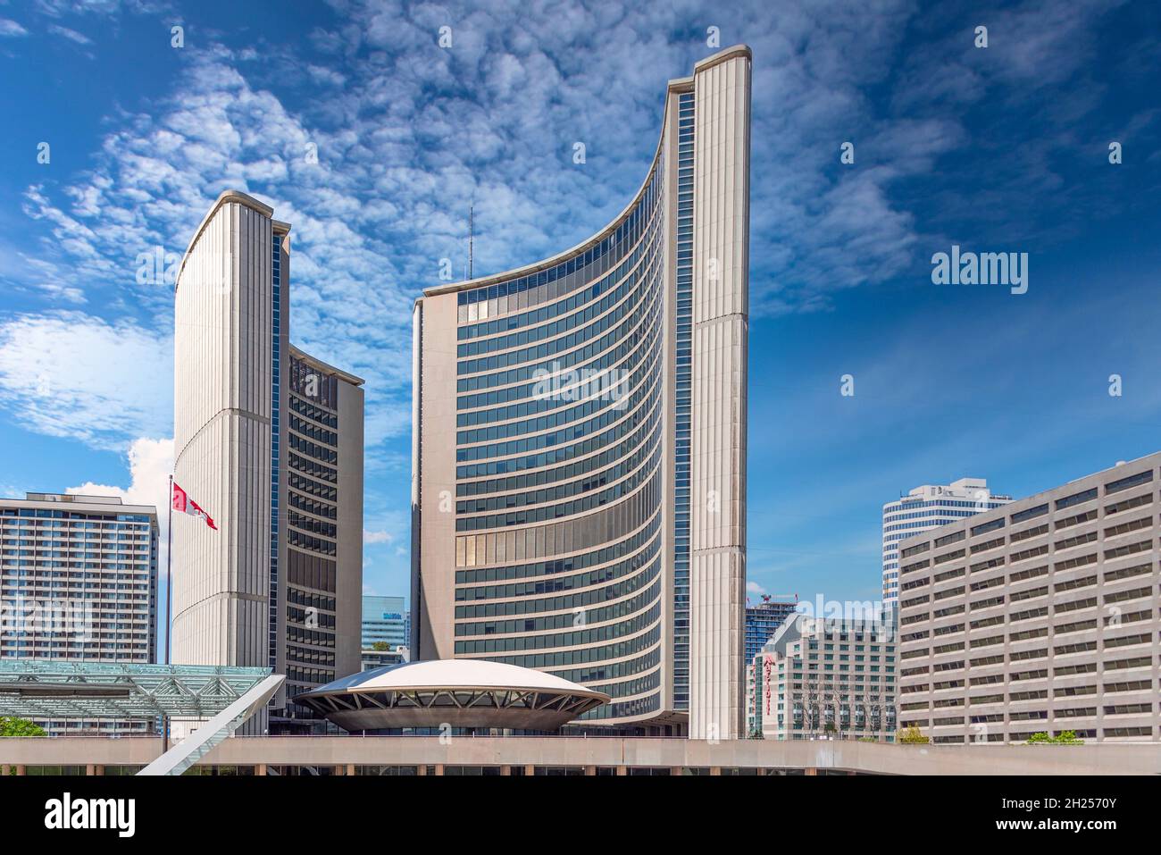 Nouvel hôtel de ville à Nathan Phillips Square, dans le quartier du centre-ville de Toronto, Canada Banque D'Images