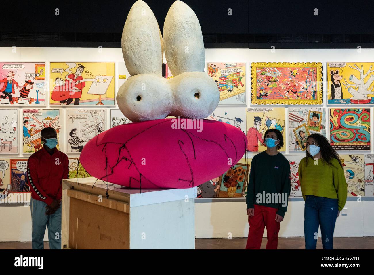Londres, Royaume-Uni.20 octobre 2021.Vue visiteurs 'objet pour unité de cuisine', 2020, par Phyllida Barlow.Avant-première de “Beano: The Art of Breaking the Rules”, une nouvelle exposition à Somerset House célébrant la plus longue comique hebdomadaire au monde et une icône culturelle britannique: Beano.Organisé par Andy Holden, artiste et fan de Beano, les œuvres d’écrivains, musiciens, peintres, sculpteurs et photographes sont exposées en même temps que les œuvres originales de la bande dessinée et les artefacts des archives de Beano dans une exposition qui se déroule du 21 octobre 2021 au 6 mars 2022.Credit: Stephen Chung / Alamy Live News Banque D'Images