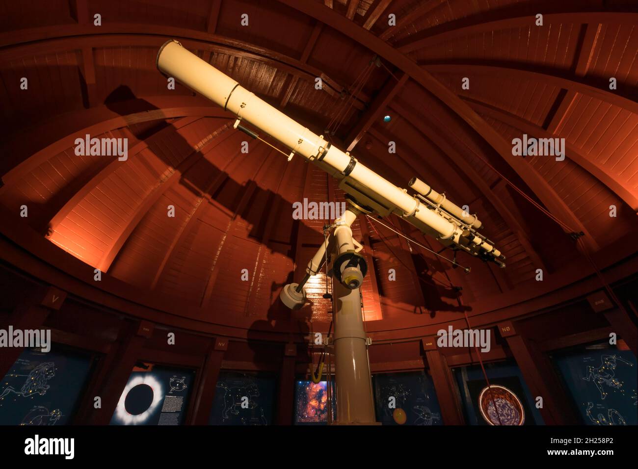 Copenhague, Danemark – 21 septembre 2021 : le télescope dans le dôme de l'observatoire, au sommet de la Tour ronde ou de Rundetaarn. Banque D'Images