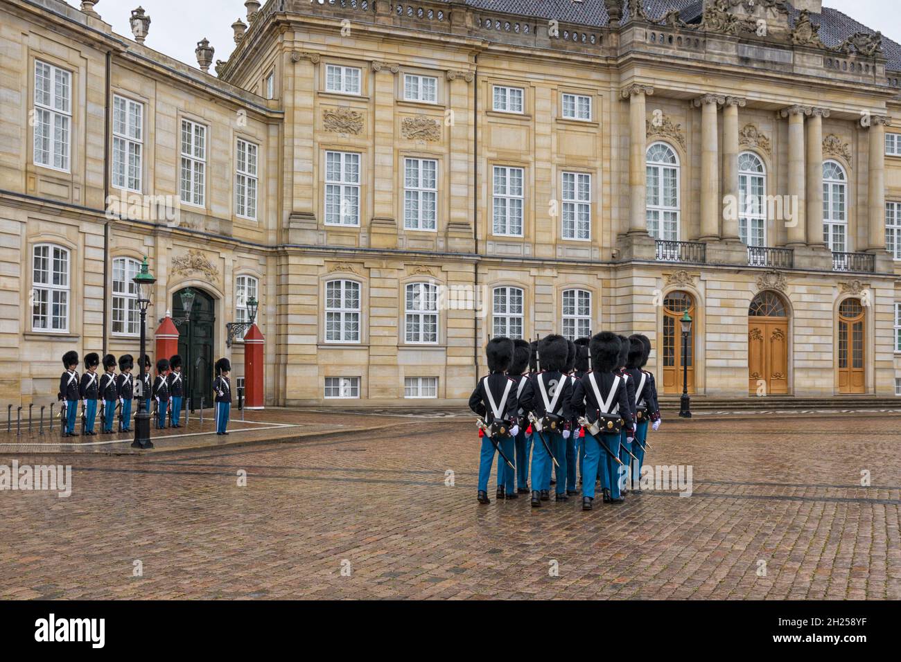 Copenhague, Danemark, le 21 septembre 2021 : changement traditionnel des gardes à midi devant le palais royal d'Amalienborg par temps de pluie Banque D'Images