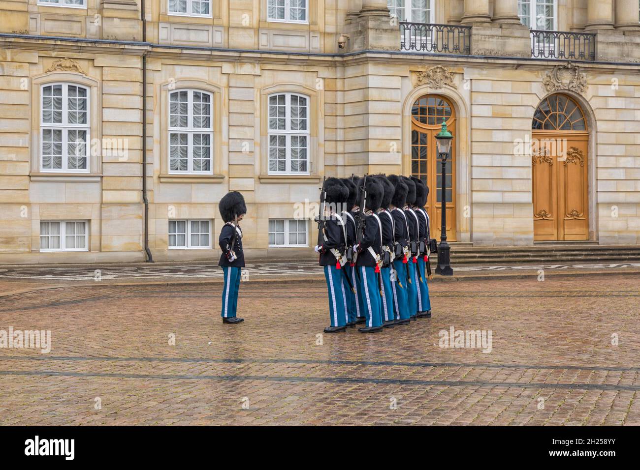 Copenhague, Danemark, le 21 septembre 2021 : transformation traditionnelle des gardes à midi devant le palais royal d'Amalienborg. Banque D'Images