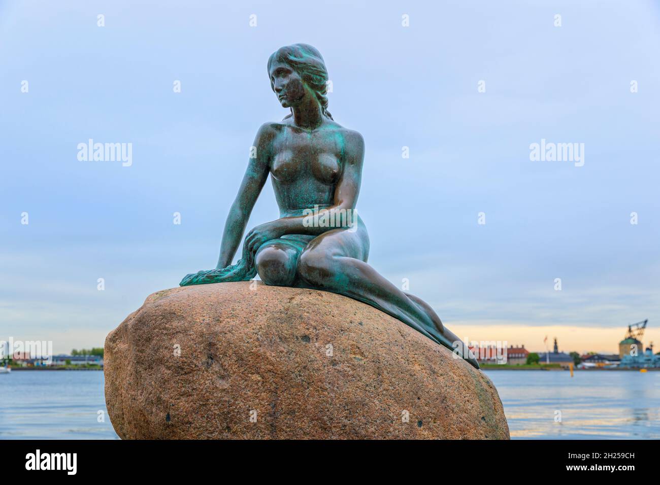Copenhague, Danemark, 21 septembre 2021 : la petite Sirène, statue d'Edvard Eriksen sur un rocher dans l'eau, sur la promenade Langelinie Banque D'Images