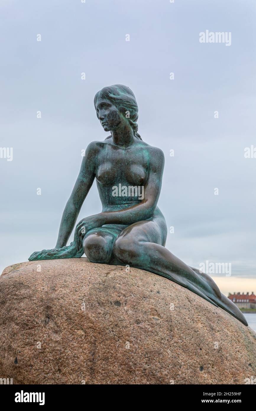Copenhague, Danemark, 21 septembre 2021 : la petite Sirène, statue d'Edvard Eriksen sur un rocher dans l'eau, sur la promenade Langelinie Banque D'Images Copenhague, Danemark, 21 septembre 2021 : la petite Sirène, statue d'Edvard Eriksen sur un rocher dans l'eau, sur la promenade Langelinie Banque D'Images
