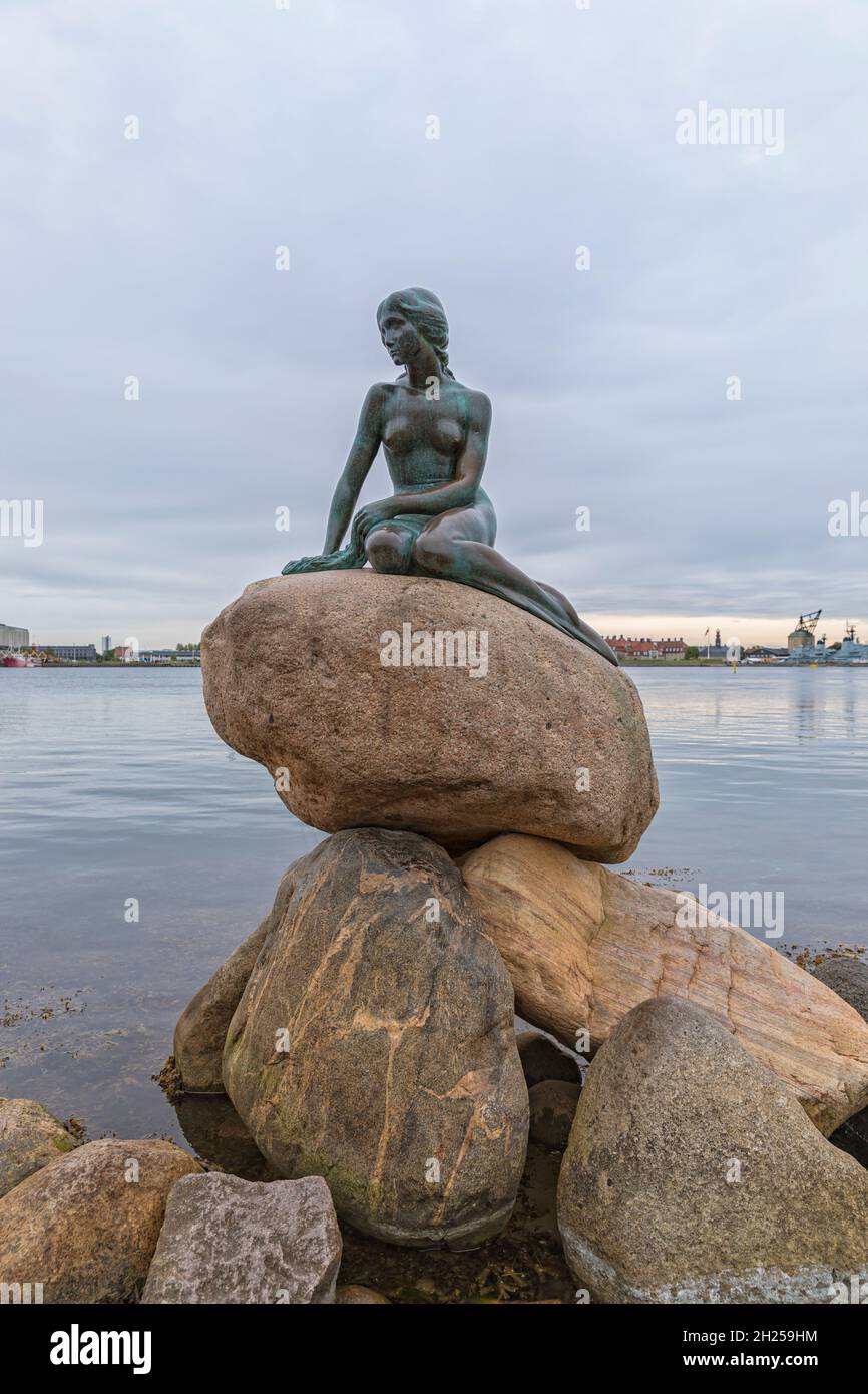 Copenhague, Danemark, 21 septembre 2021 : la petite Sirène, statue d'Edvard Eriksen d'après le conte de fées de Hans Christian Andersens, sur une pile de rochers Banque D'Images Copenhague, Danemark, 21 septembre 2021 : la petite Sirène, statue d'Edvard Eriksen d'après le conte de fées de Hans Christian Andersens, sur une pile de rochers Banque D'Images
