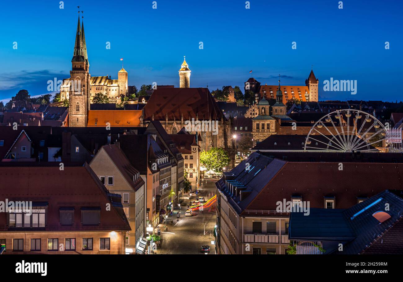 Panorama de Nuremberg à l'heure bleue Banque D'Images