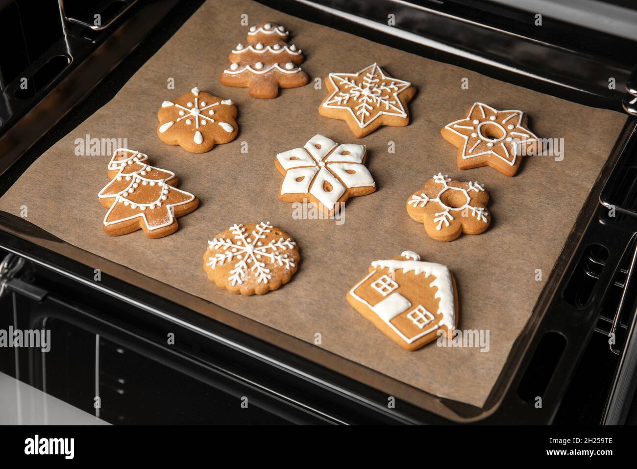 Plaque de cuisson avec délicieux biscuits de Noël au four Photo Stock -  Alamy