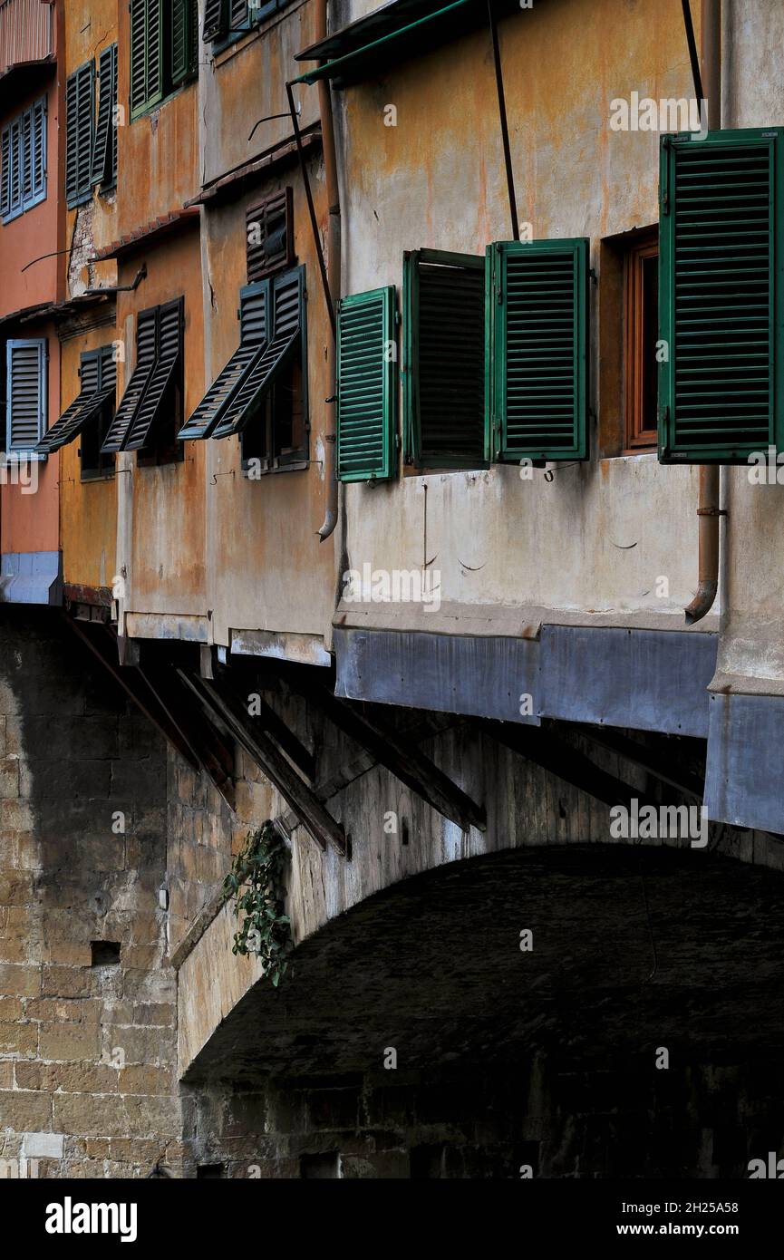 Des piquets ou des béquilles en bois soutiennent les ajouts de bâtiments du côté sud-est du Ponte Vecchio à Florence, en Toscane, en Italie Banque D'Images