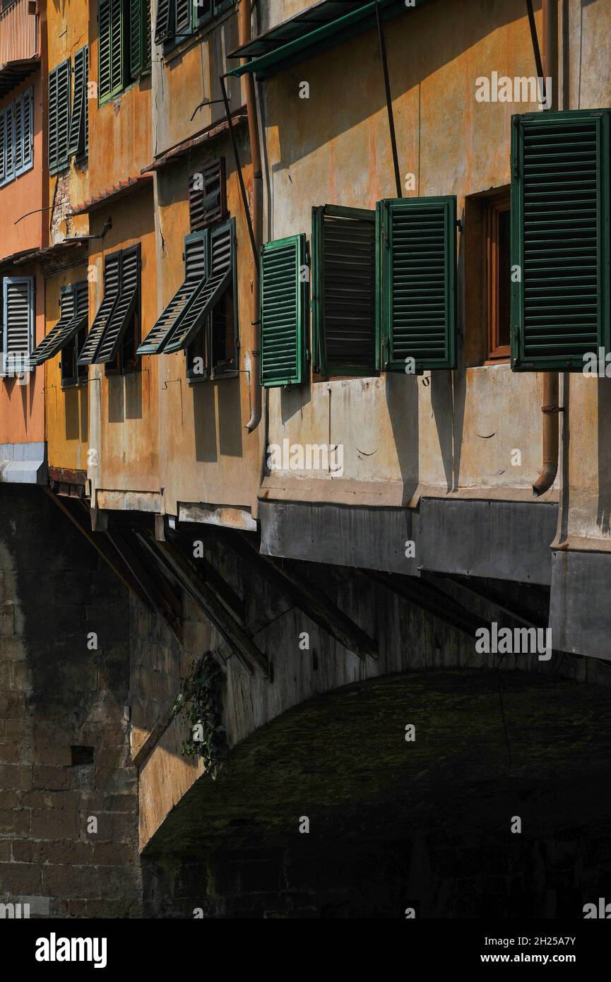 Couleurs en fondu sur le côté sud-est du Ponte Vecchio à Florence, Toscane, Italie Banque D'Images