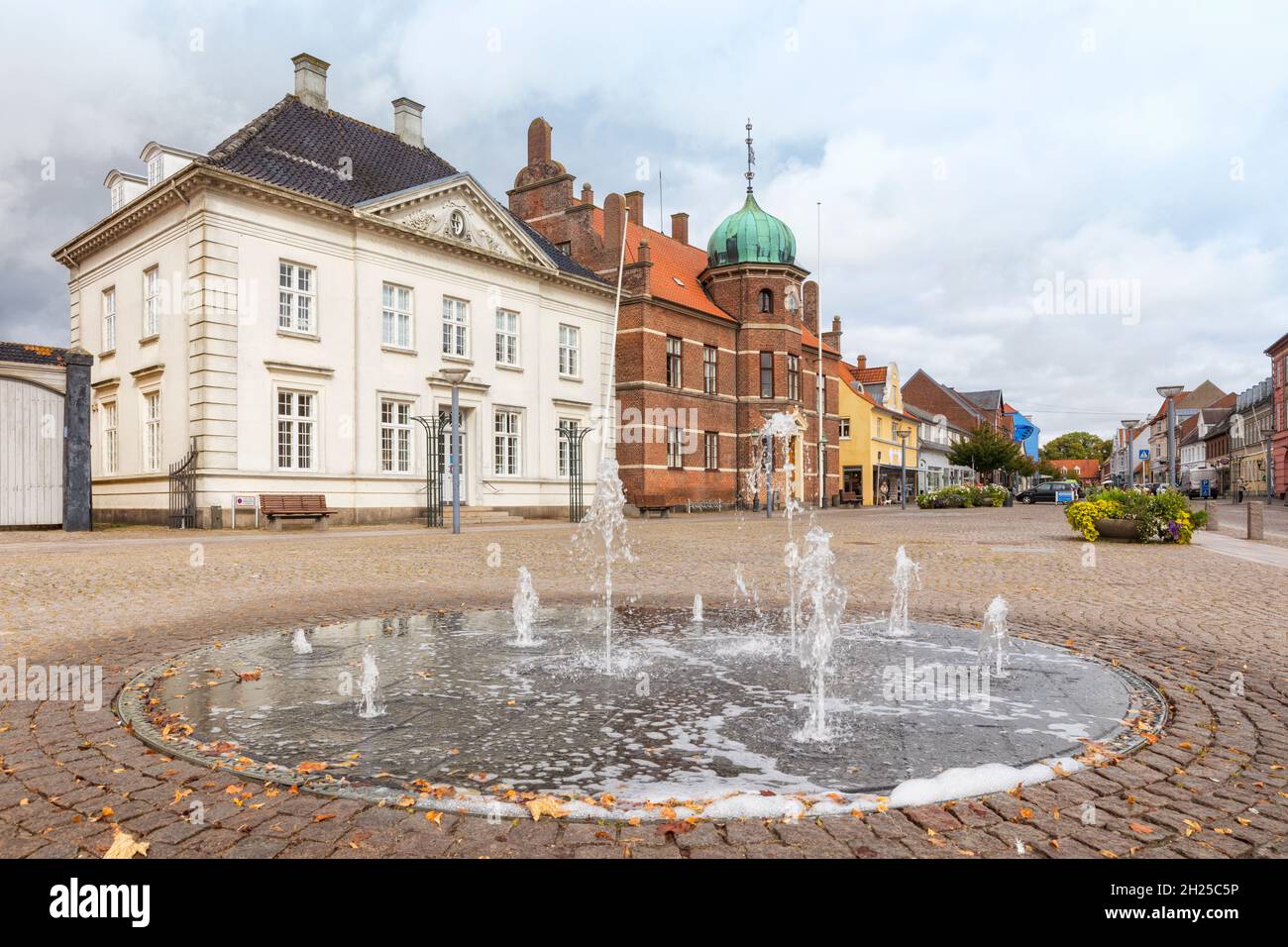 Place de la ville à Stege sur l'île danoise de Møn avec fontaine, hôtel de ville et banque d'épargne historique Banque D'Images