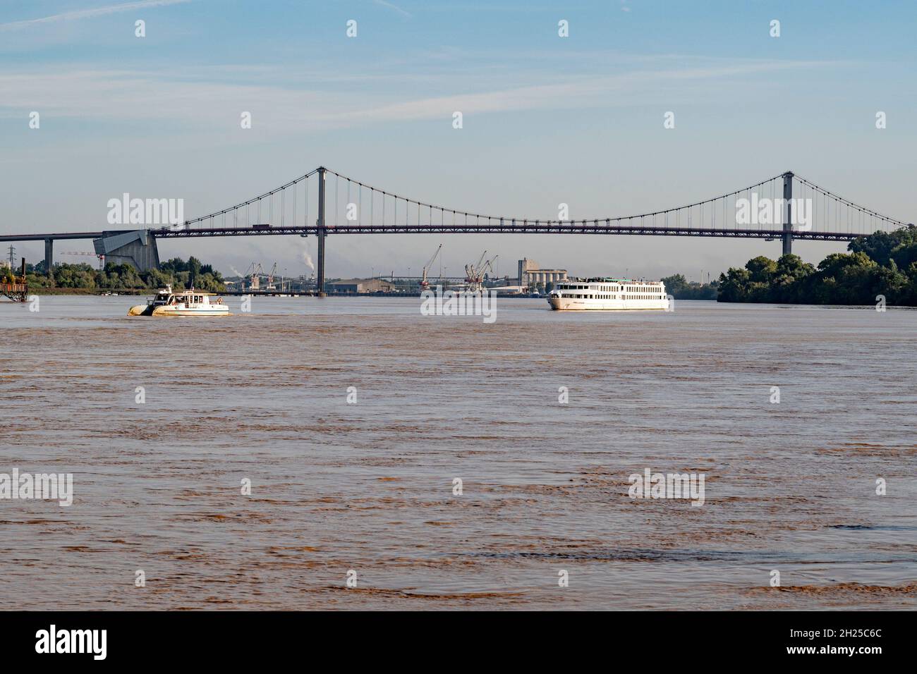 Un bateau de croisière qui longe la Garonne en face du Pont d'Aquitaiine à Bordeaux, un important port de croisière dans le sud de la France Banque D'Images