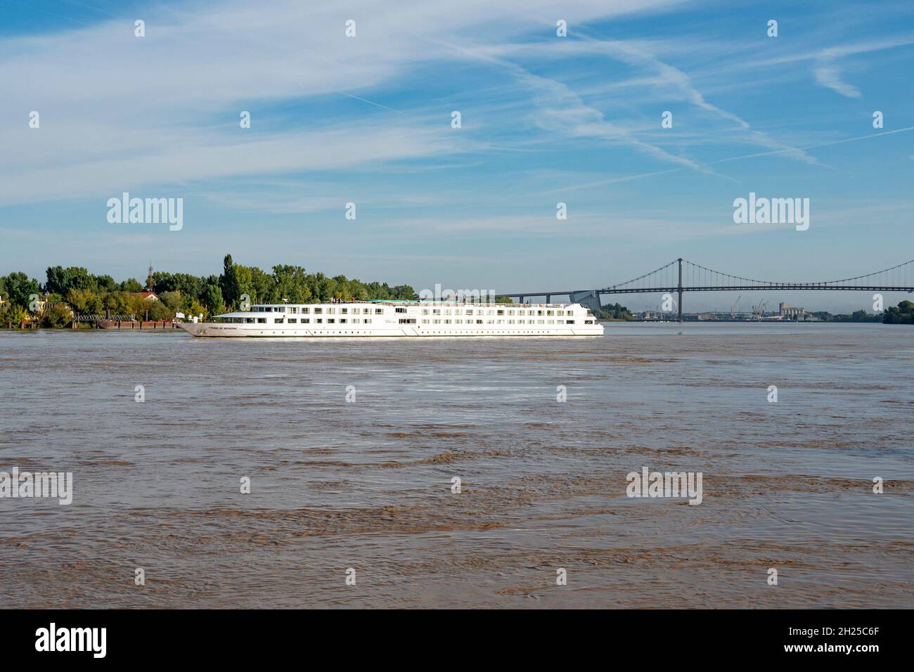 Un bateau de croisière qui longe la Garonne à Bordeaux, un important port de croisière dans le sud de la France Banque D'Images