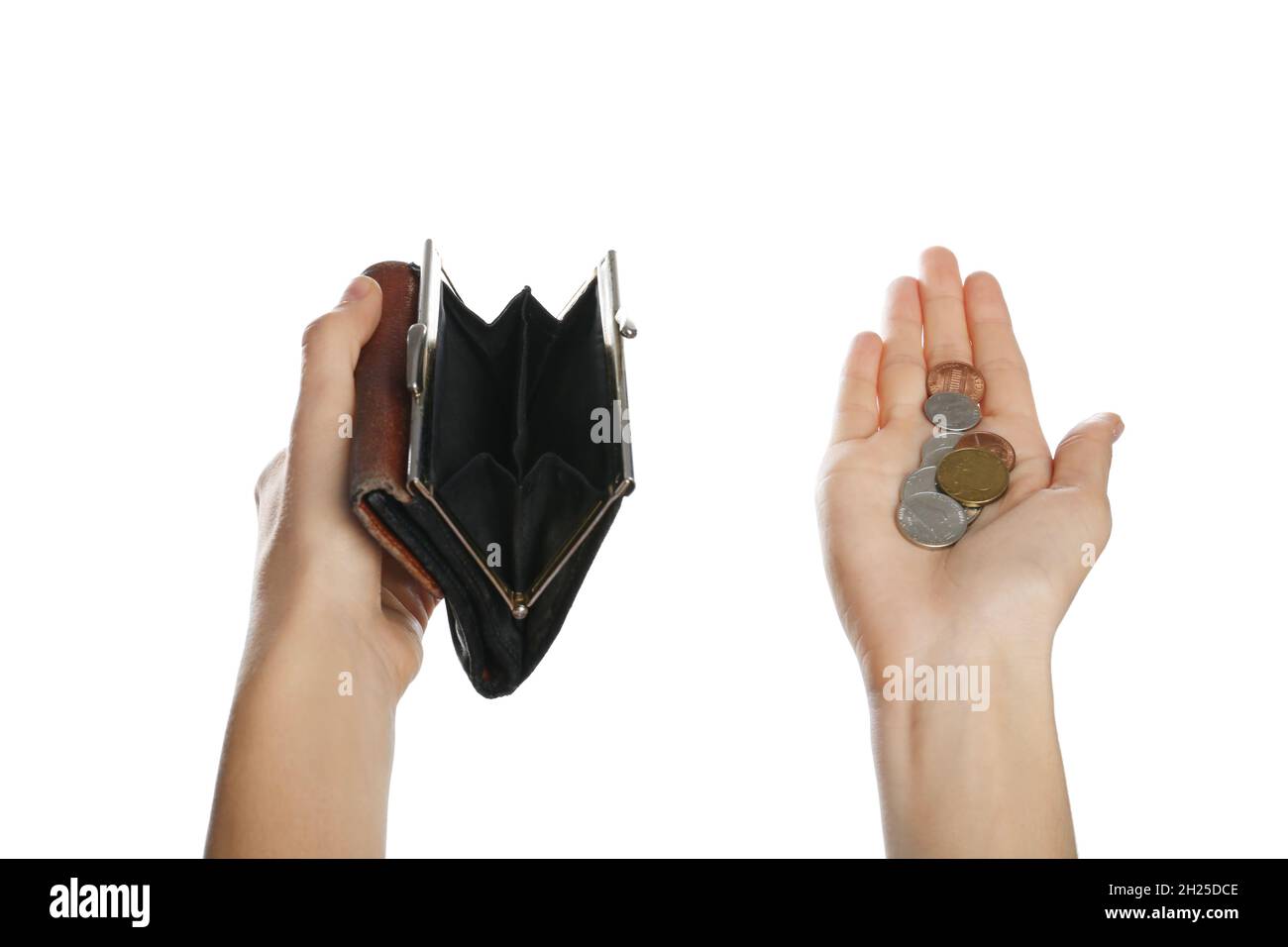 Pauvre femme tenant vide portefeuille et pièces de monnaie sur fond blanc,  gros plan Photo Stock - Alamy