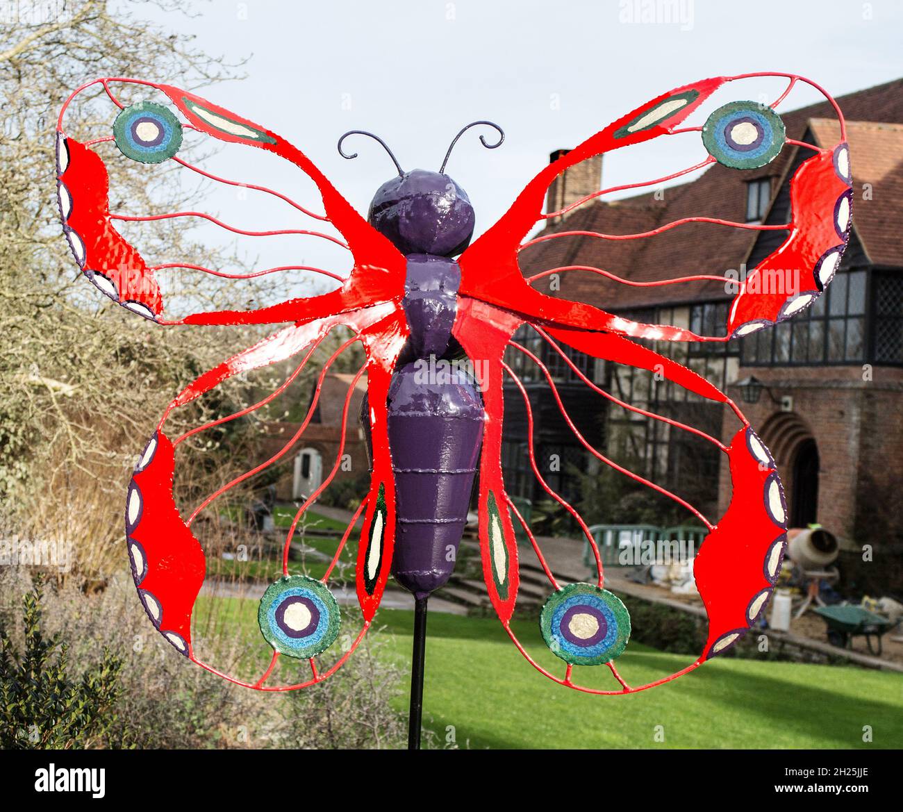 Sculpture de papillons en métal peint par Alison Catchlove au RHS Wisley Garden janvier 2016 Banque D'Images