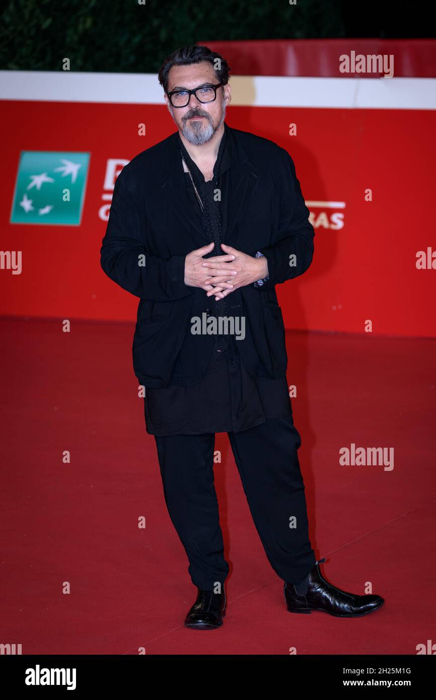 ROME, ITALIE - OCTOBRE 16: Le réalisateur Joe Wright assiste au tapis rouge du film 'Cyrano' lors du 16e Festival du film de Rome 2021 le 16 octobre 2021 à Rome, Italie. Banque D'Images