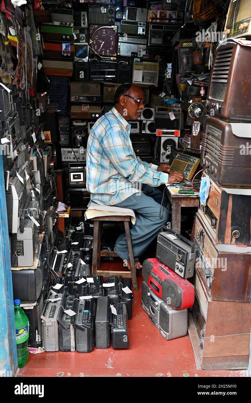 Un technicien répare un poste radio à l'intérieur de son propre atelier de  réparation de radio à Kolkata beaucoup de radio historique et historique à  l'intérieur ici Photo Stock - Alamy