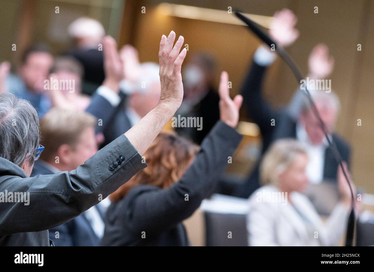 Stuttgart, Allemagne.20 octobre 2021.Les membres du Landtag tiennent la main lors d'une session plénière du Landtag de Baden-Württemberg lors d'un vote sur la Ä·nderung des Landeshochschulgesetzes.Credit: Marijan Murat/dpa/Alamy Live News Banque D'Images