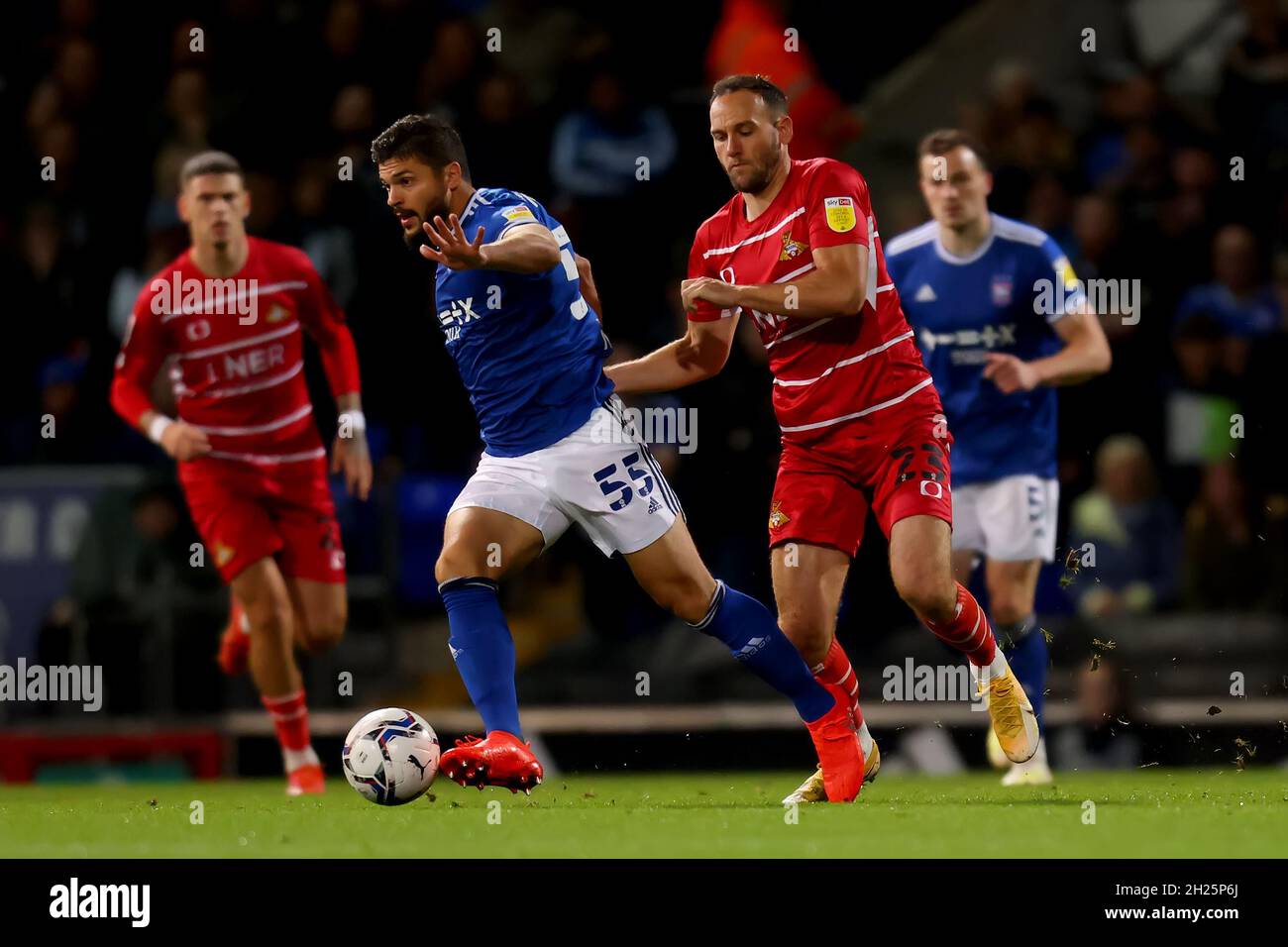 Sam Morsy d'Ipswich Town bat Dan Gardner de Doncaster Rovers - Ipswich Town v Doncaster Rovers, Sky Bet League One, Portman Road, Ipswich, Royaume-Uni - 28 septembre 2021 usage éditorial uniquement - restrictions DataCo applicables Banque D'Images