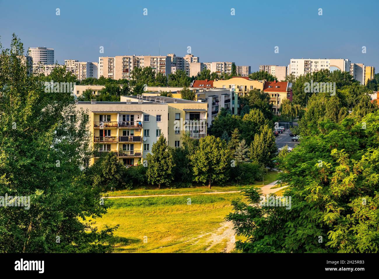 Varsovie, Pologne - 24 juillet 2021 : vue panoramique sur le quartier de Kabaty et Ursynow avec des développements résidentiels intensifs près de la forêt de Las Kabacki Banque D'Images