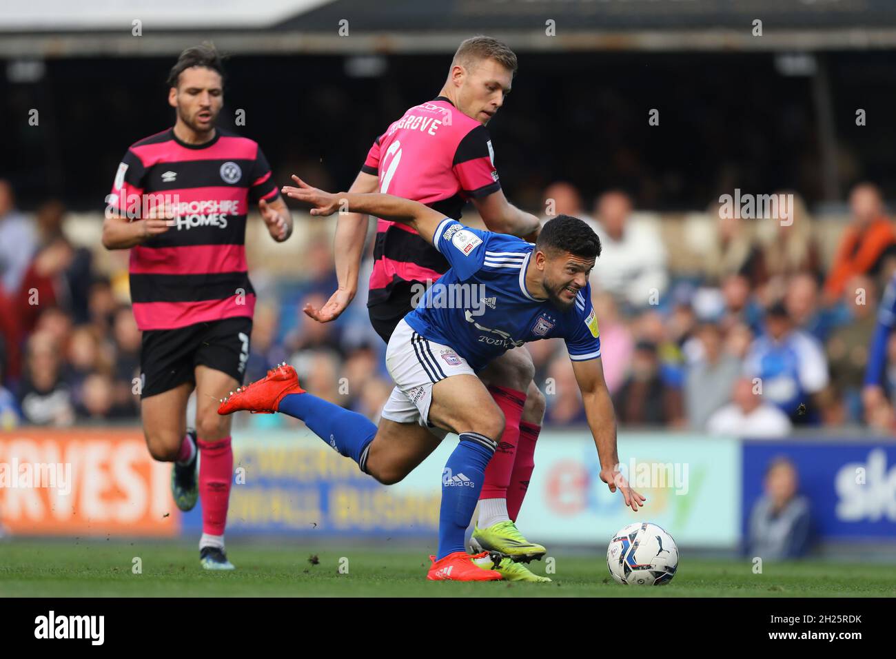 Sam Morsy de la ville d'Ipswich en action avec Sam Cosgrove de Shrewsbury Town - Ipswich Town v Shrewsbury Town, Sky Bet League One, Portman Road, Ipswich, Royaume-Uni - 9 octobre 2021 utilisation éditoriale uniquement - des restrictions DataCo s'appliquent Banque D'Images