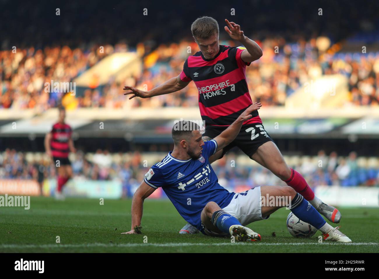 Conor Chaplin de la ville d'Ipswich et George Nurse of Shrewsbury Town - Ipswich Town v Shrewsbury Town, Sky Bet League One, Portman Road, Ipswich, Royaume-Uni - 9 octobre 2021 utilisation éditoriale uniquement - des restrictions DataCo s'appliquent Banque D'Images