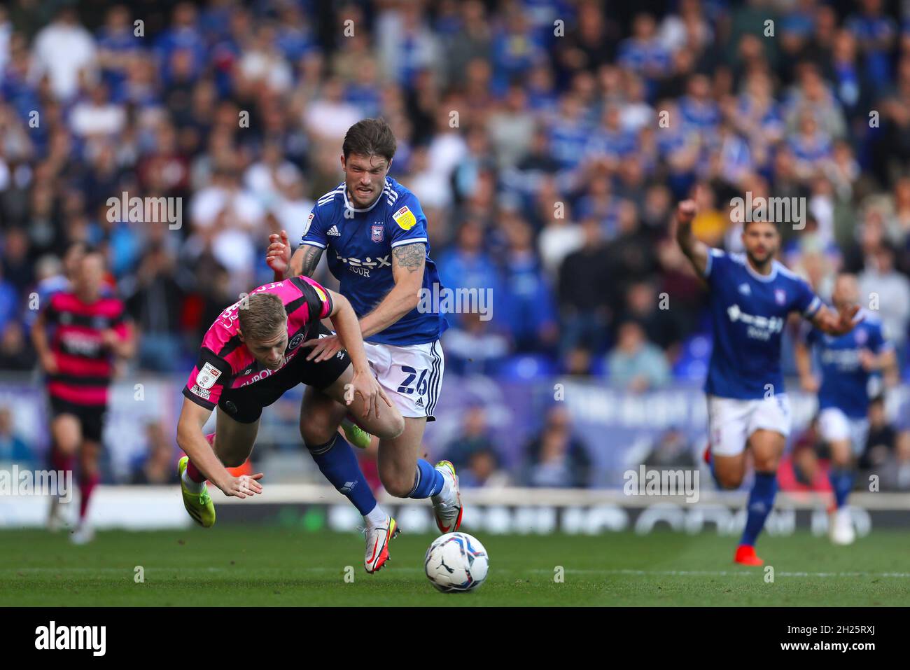 Cameron Burgess de la ville d'Ipswich et Sam Cosgrove de Shrewsbury Town - Ipswich Town v Shrewsbury Town, Sky Bet League One, Portman Road, Ipswich, Royaume-Uni - 9 octobre 2021 usage éditorial uniquement - restrictions DataCo applicables Banque D'Images