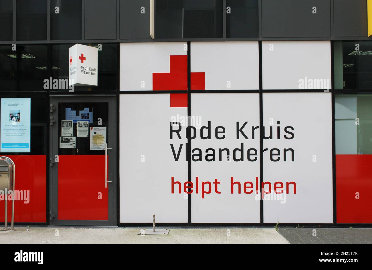 AALST, BELGIQUE, 10 OCTOBRE 2021 : vue extérieure d'un centre d'aide de la Croix-Rouge flamande en Flandre.La Croix-Rouge flamande est une organisation volontaire et p Banque D'Images