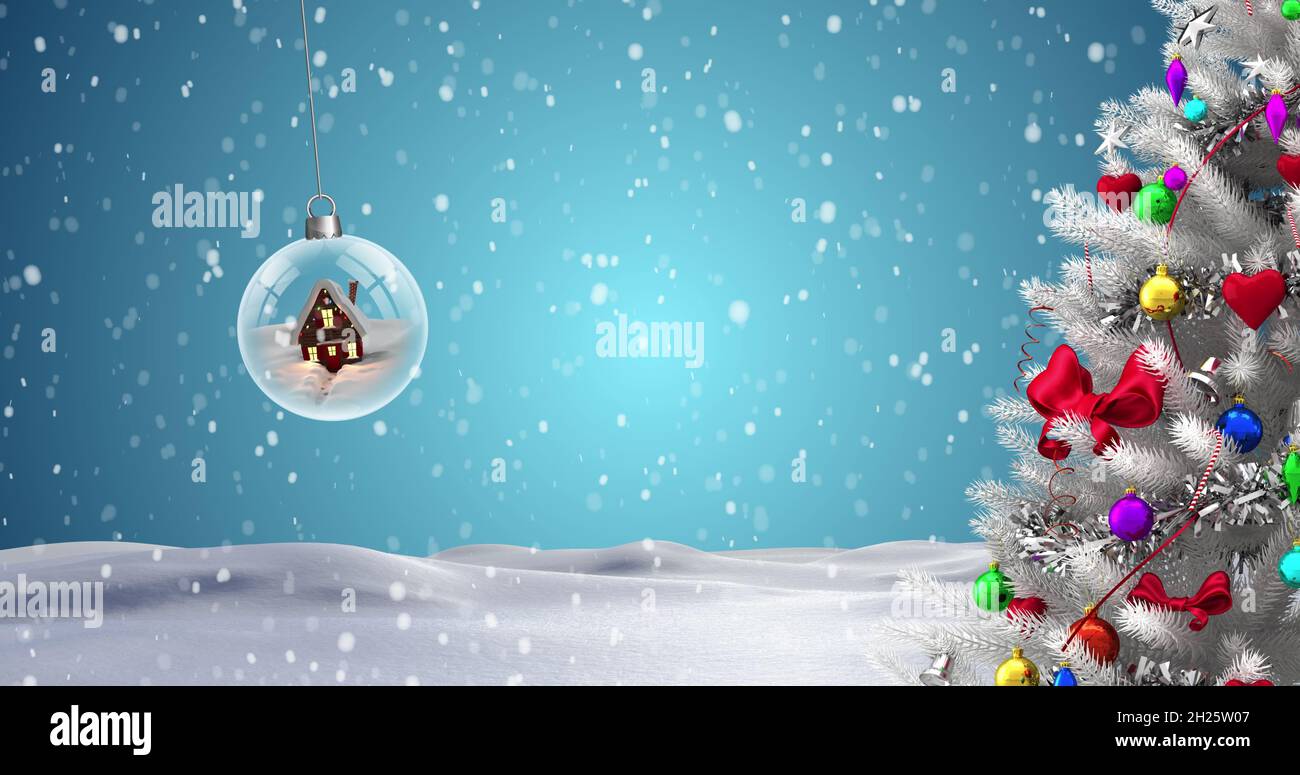 Image d'un sapin de noël avec des décorations sur la boule et la neige tombant sur le paysage d'hiver Banque D'Images