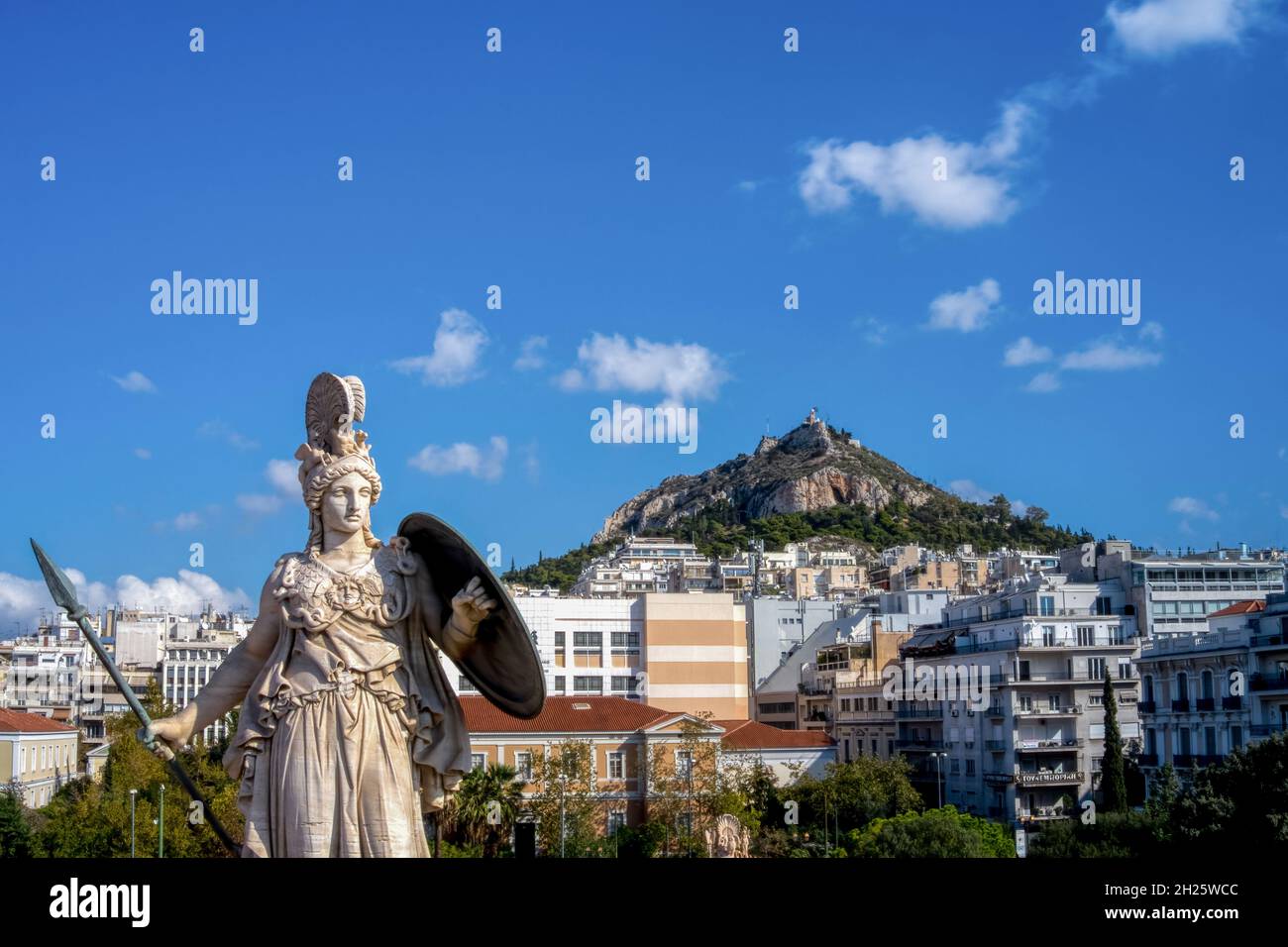 Athéna, déesse des Grecs anciens de l'effort héroïque et de la sagesse.La statue est située à l'entrée principale de l'Académie d'Athènes, Grèce. Banque D'Images