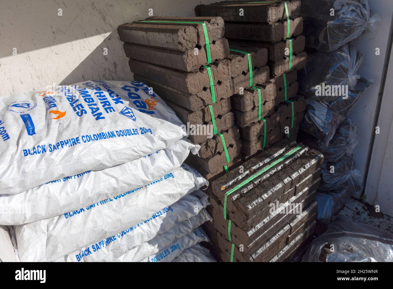 Combustibles fossiles, gazons, tourbe, charbon et briquettes de tourbe en vente à Ardara, comté de Donegal, Irlande. Banque D'Images