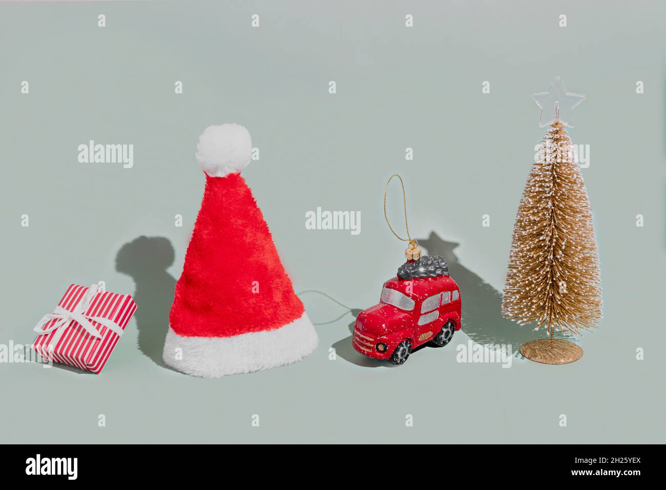Arrière-plan gris avec objets et éléments d'attribut de symbole Noël ou nouvel an Banque D'Images