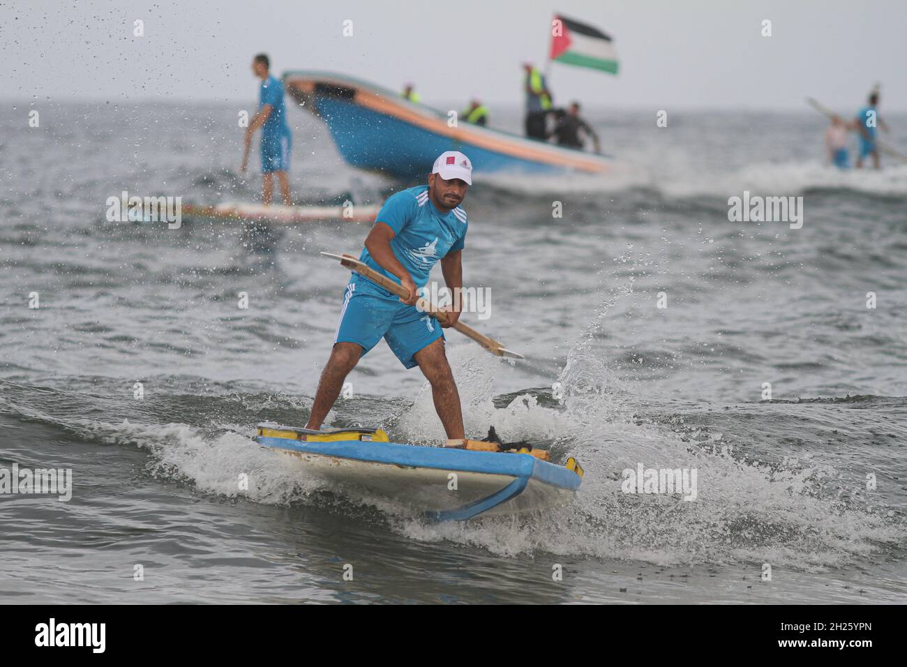 Gaza.20 octobre 2021.Un palestinien participe au premier championnat de sports nautiques (aviron) dans la bande de Gaza organisé par la Fédération palestinienne de voile et d'aviron sur la plage de la ville de Gaza, le 20 octobre 2021.Credit: Rizek Abdeljawad/Xinhua/Alamy Live News Banque D'Images