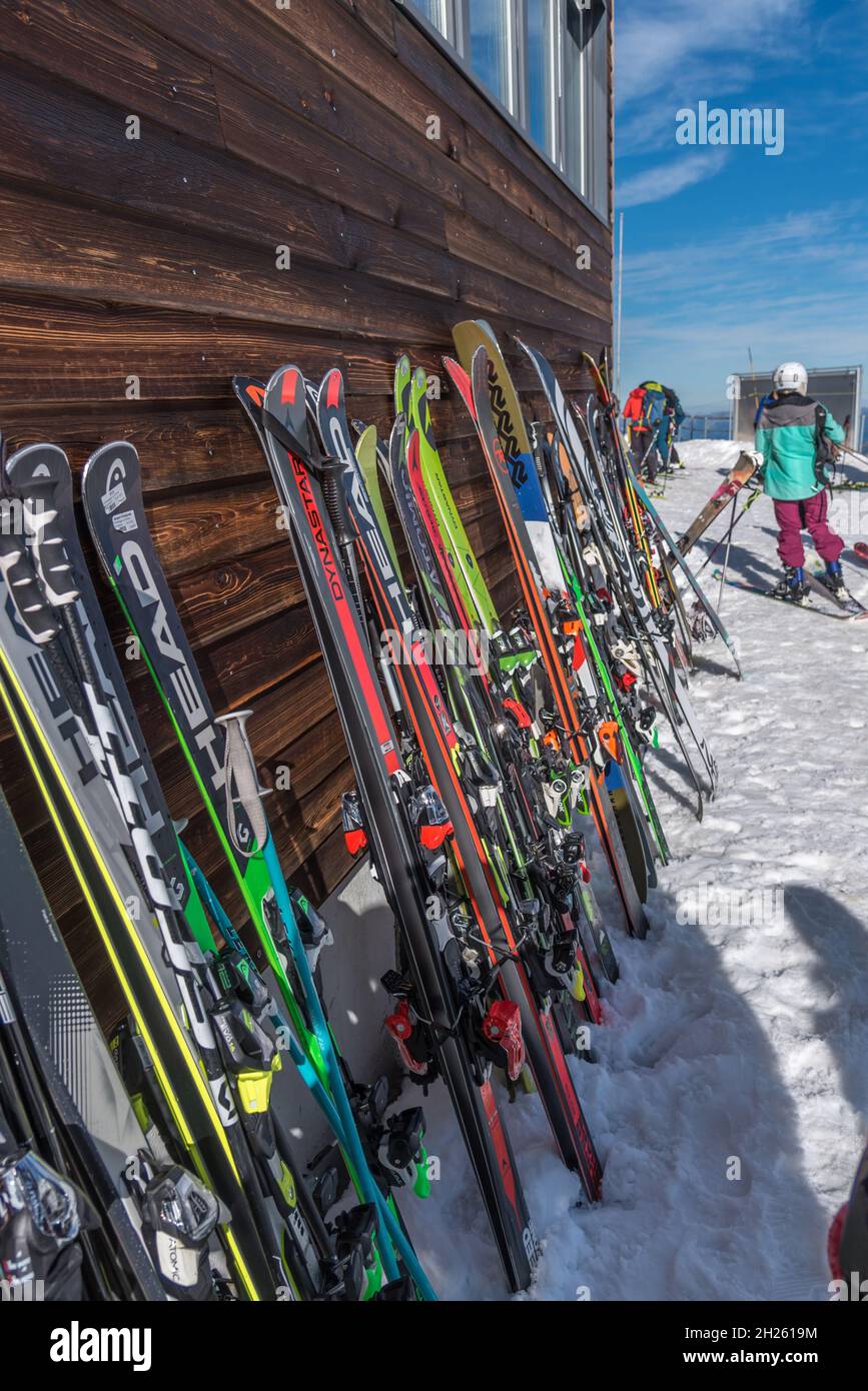 Glacier 3000, les Diablerets, Suisse - 31 octobre 2020 : snowboards et ski penchée sur un bâtiment en bois à l'extérieur Banque D'Images