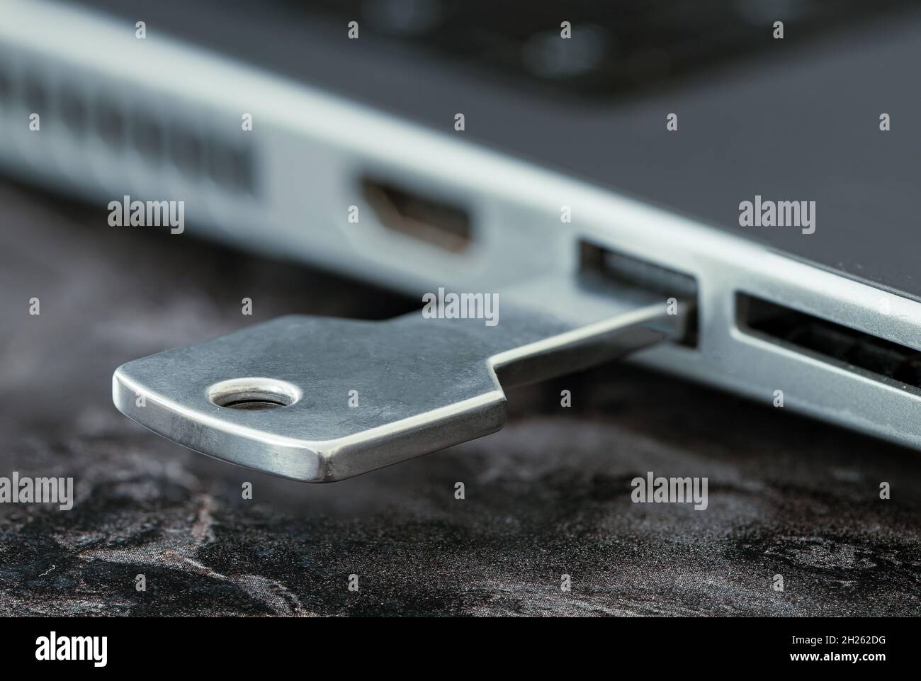 Disque flash en forme de clé inséré dans un lapto.Concept de cybersécurité sur Internet. Banque D'Images