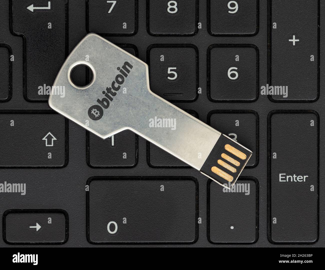 Disque flash en forme de clé inséré dans un ordinateur portable. Concept de cybersécurité sur Internet. Banque D'Images