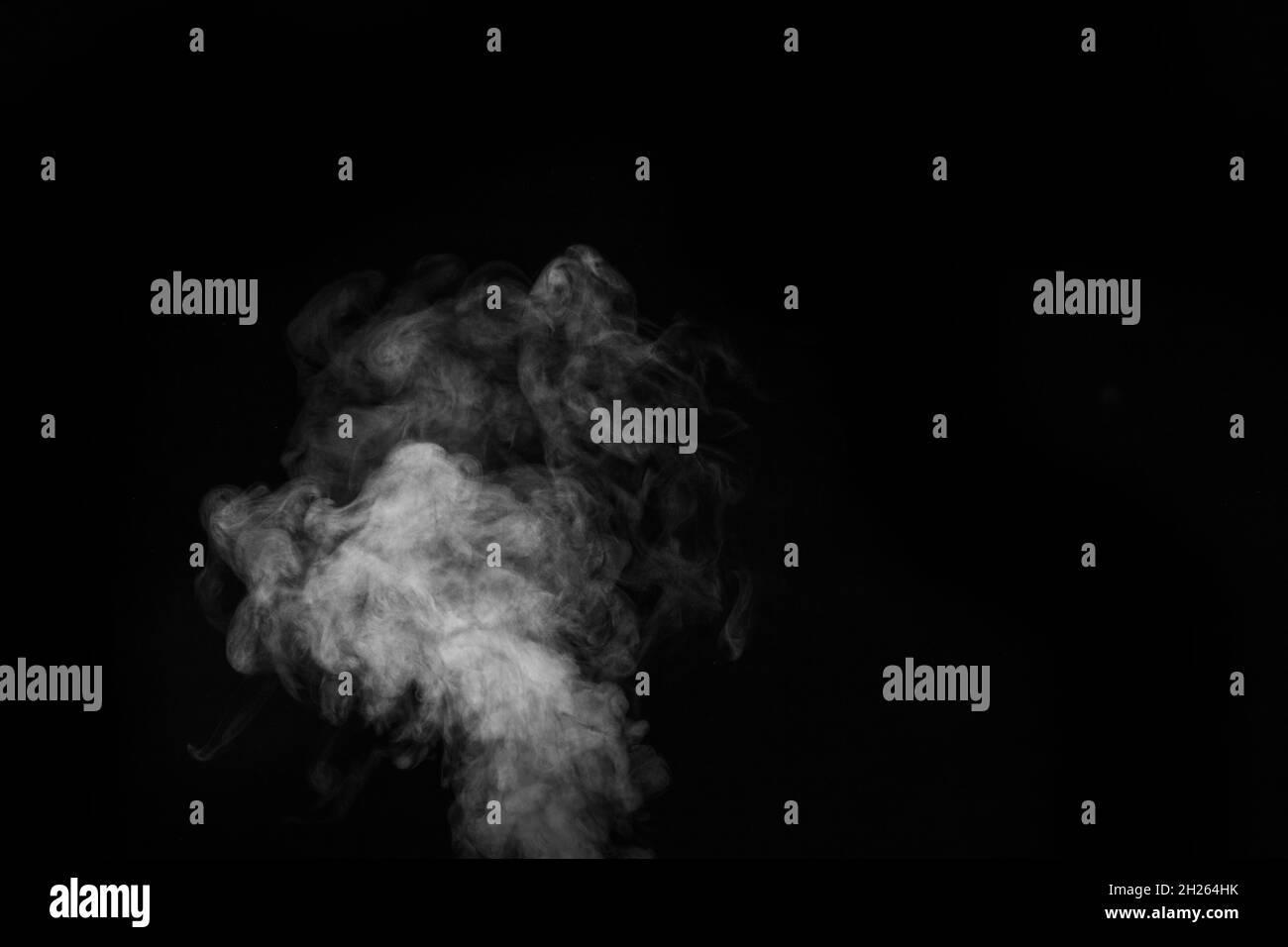 Fumée à la vapeur blanche et chaude, isolée sur fond noir, gros plan.Créez des photos d'Halloween mystiques.Arrière-plan abstrait, élément de conception Banque D'Images